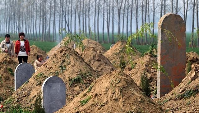农村丧葬文化全面整治,那原来的"土坟"怎么办?以后都这样处理