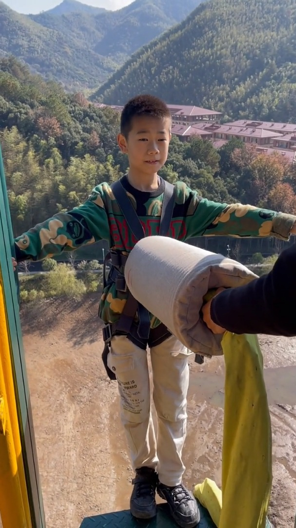 小朋友太勇敢了,独自一人挑战蹦极,真是让人佩服