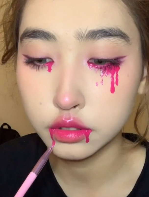 美少女连血和眼泪都是粉色带闪的