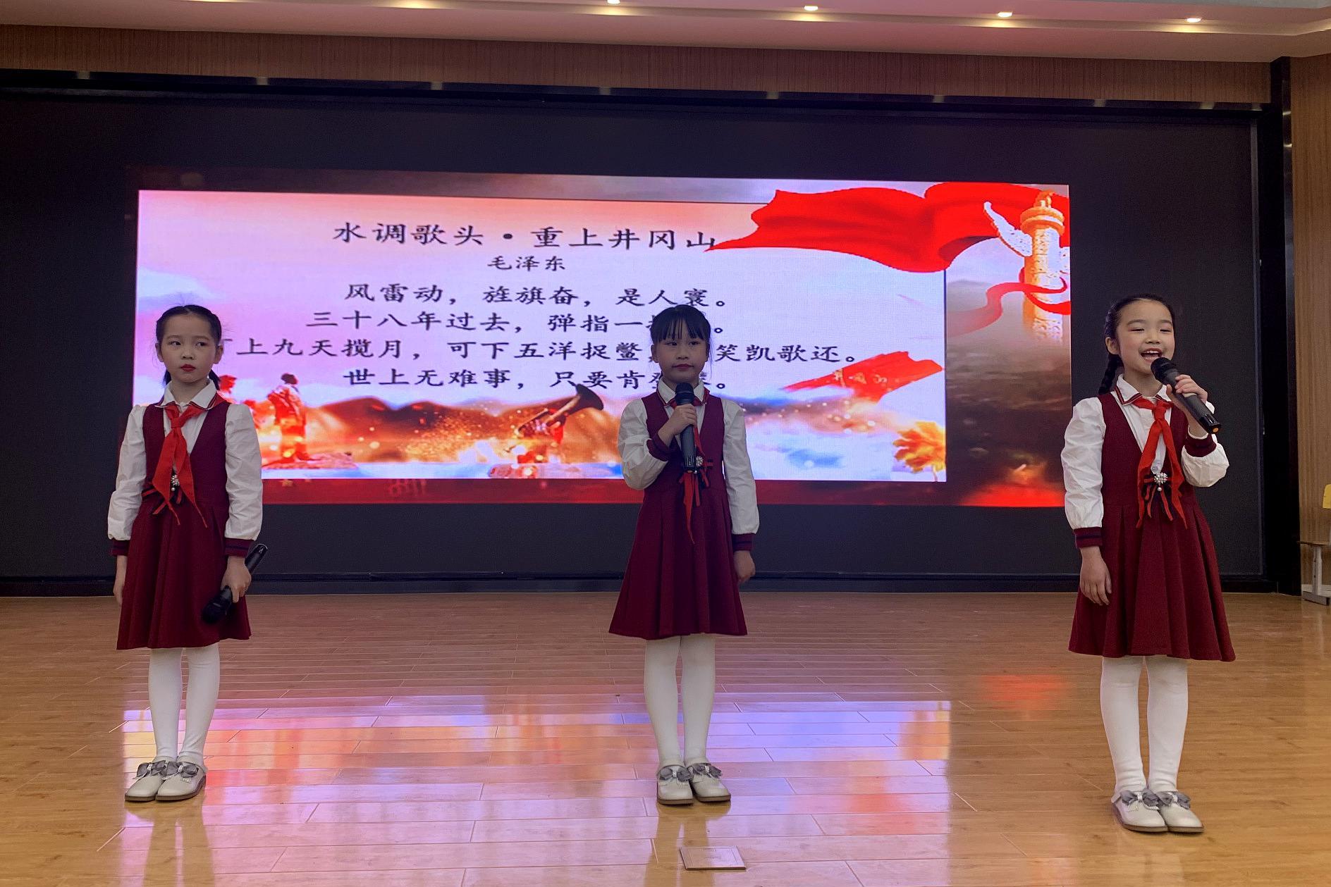 武汉市郭茨口小学学生,展示红色寒假作业,感受党史教育