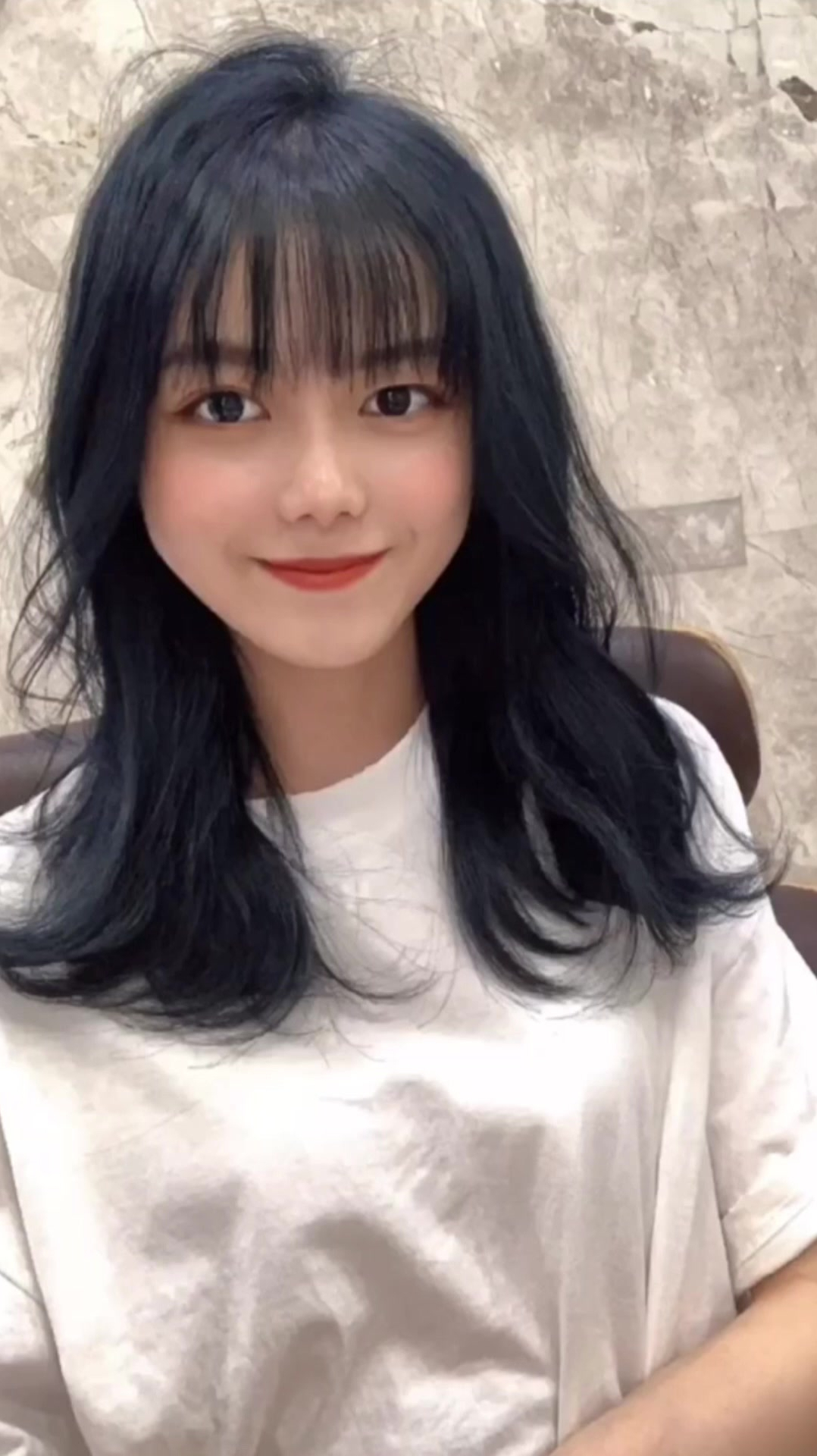 黑蓝色头发看着可能就像黑色但是比自然的黑色颜色要也有光泽感