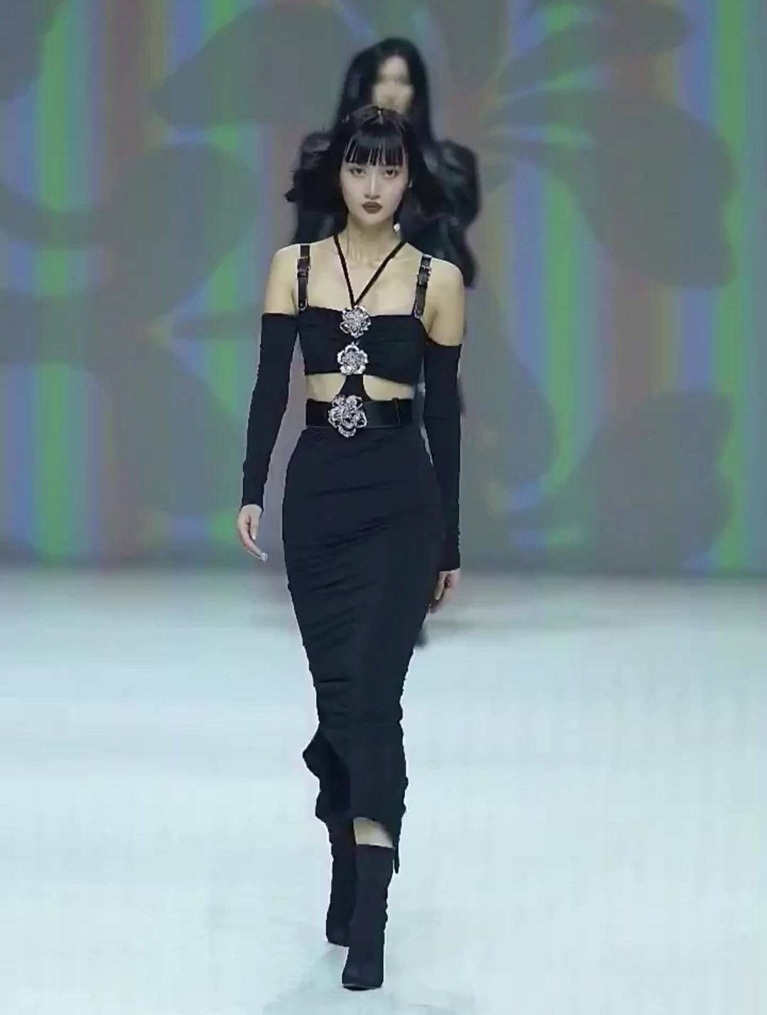 美女模特大长腿走秀,这一身穿搭,真是太有味道了!