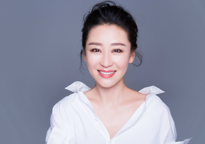 演员苗圃和她长得很像,脸上最大的特征区别就是笑起来有没有酒窝.