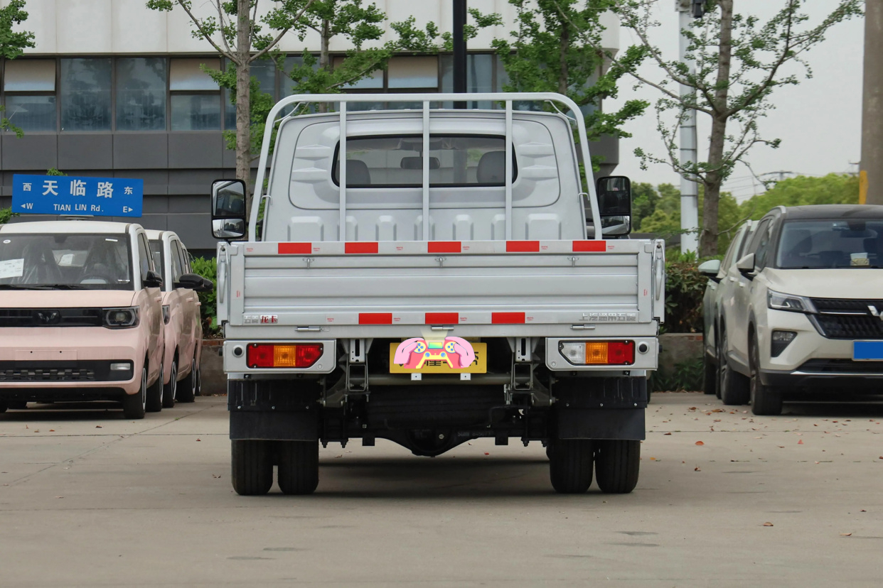 五菱龙卡,3.8米超长货箱,装货,卸货便捷,配2.0l,售价6.58万