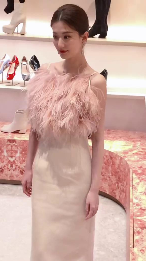 乔欣身穿粉色羽毛拼接白色吊带裙太美啦,这角度都能hold住,不愧是女