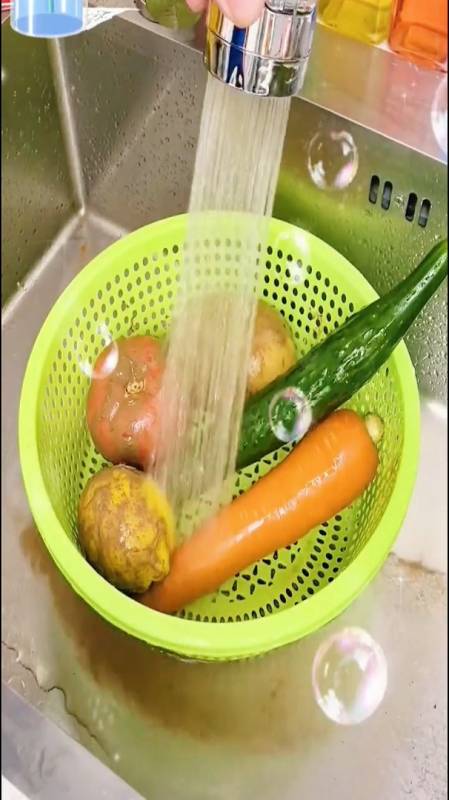 每次洗菜水溅得处都是,怎样避免打湿衣物?上海人做得很到位!-度小视