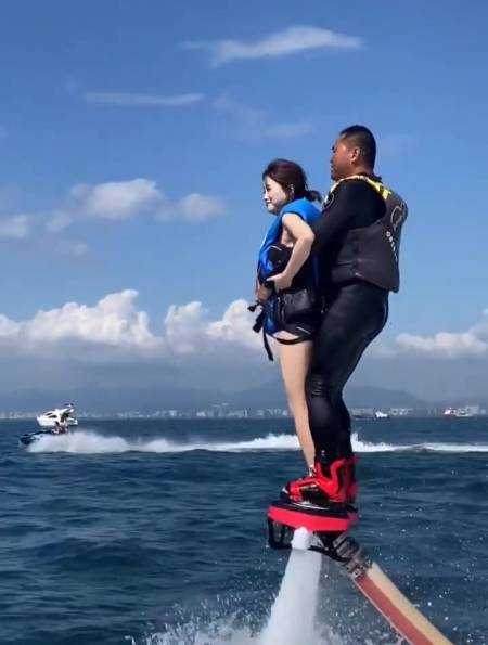 美女玩水上飞人,教练猝不及防的来了个公主抱,然而我却吃醋了-度小视