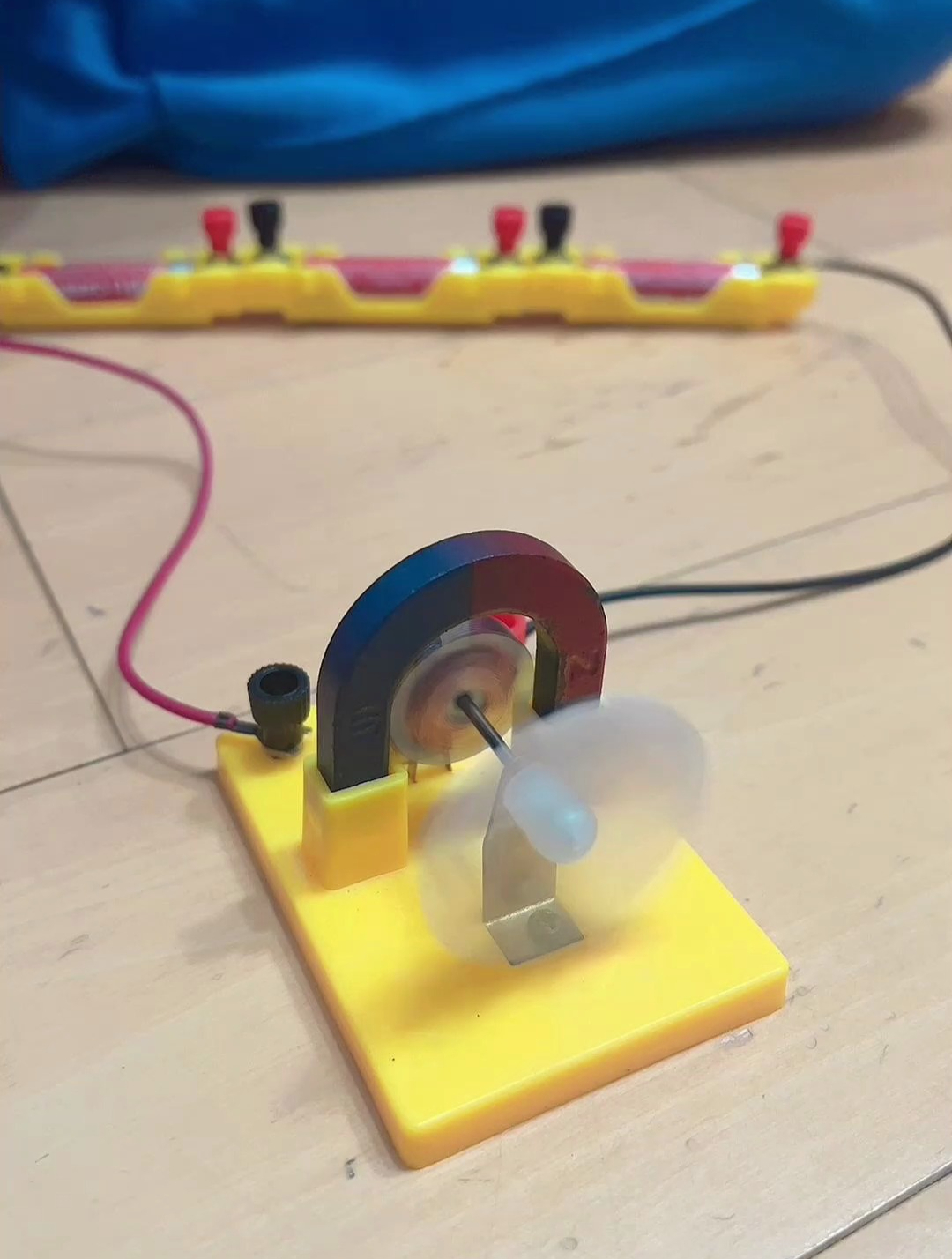 运用磁生电使小风扇运转