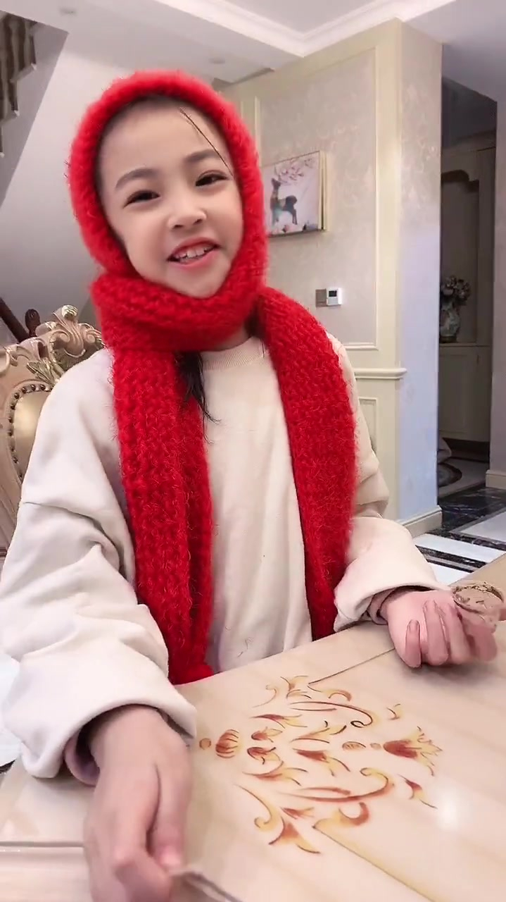 这才什么天气,焱娃娃就带上了小帽子,有点太注重养生了吧