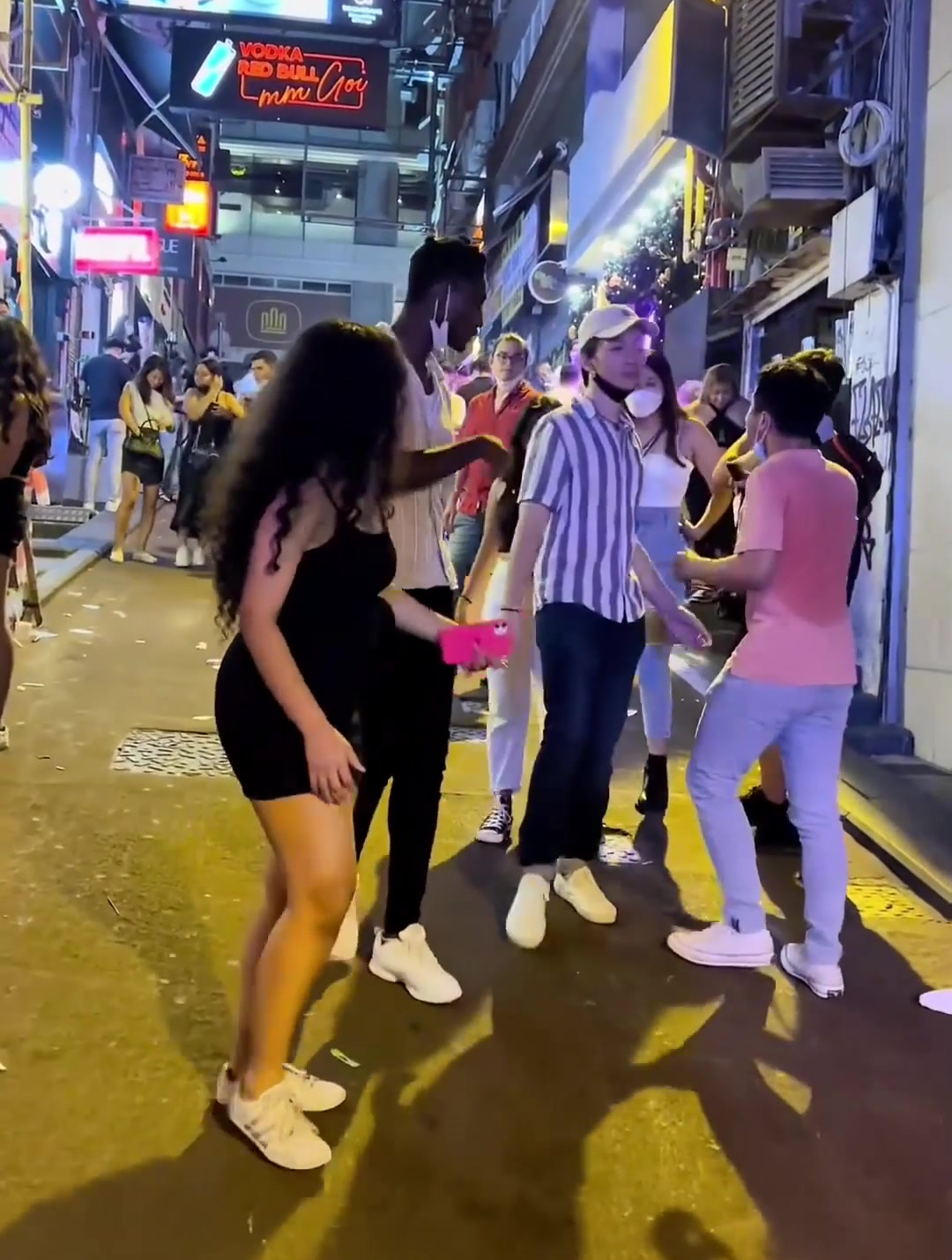 实拍香港兰桂坊,最有名的酒吧一条街,一到晚上就非常热闹1