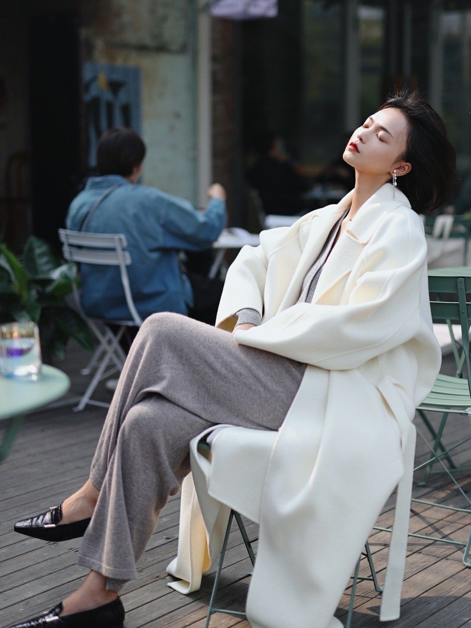 30岁女人穿大衣别总配打底裤,学学时尚达人的穿搭,减龄又显气质