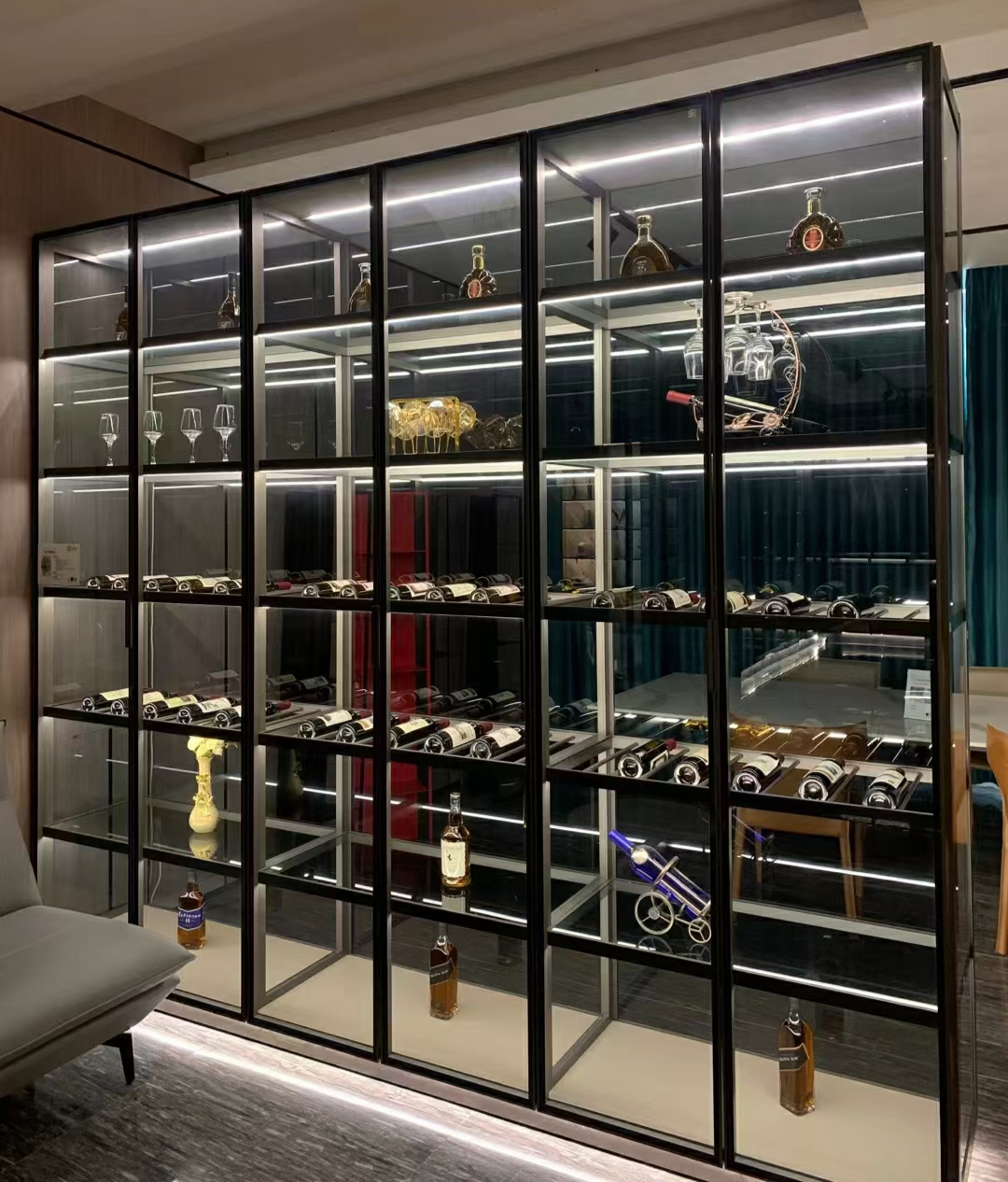 高端全屋定制——轻奢风不可错过的新潮极简酒柜设计