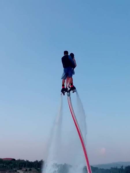 小姐姐挑战水上飞人,被教练旋转好几圈,都快晕了!-度小视