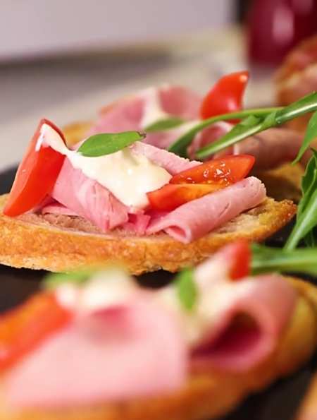 法国美食之餐前小吃bruschetta 开始摆盘吧