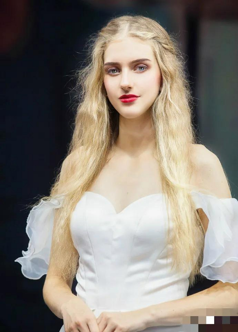 1998年,一个22岁的乌克兰女孩娜佳,不顾家人的反对,嫁给了同龄的中国