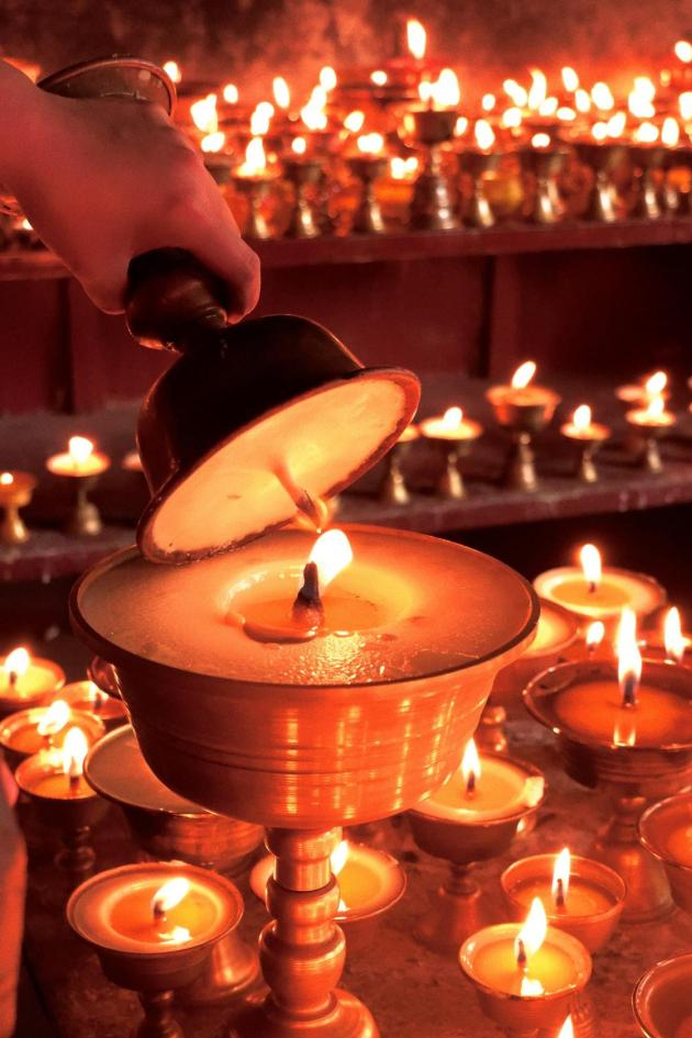 藏族人民用牛奶做蜡烛,寺庙弥漫奶香味,雪白顺滑