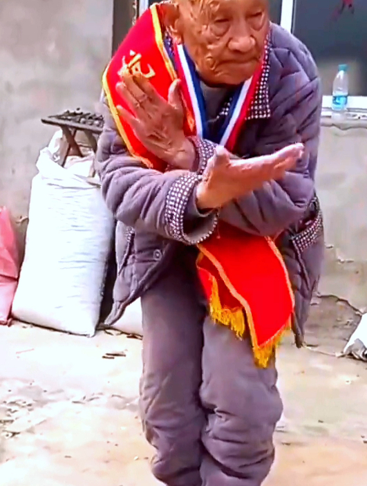 98岁抗战老兵军体拳打得有招有势,刻在骨子里的记忆-度小视