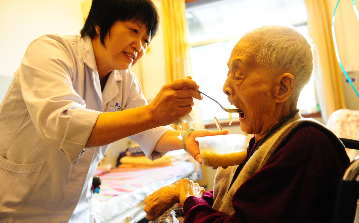 为老人找个好护工太难了?伺候老人不容易,听听这位护工怎么说