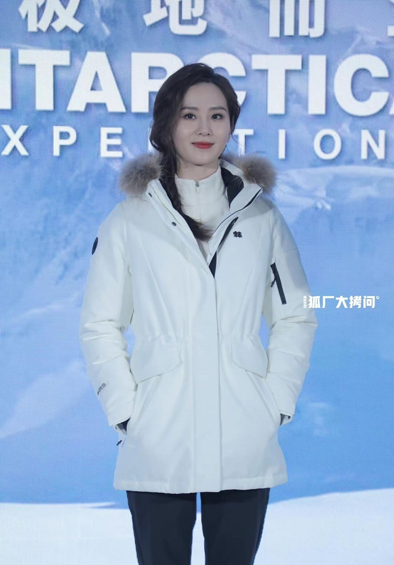 刘诗诗这才是冬天该有的穿搭,穿羽绒服都这么显瘦,太羡慕