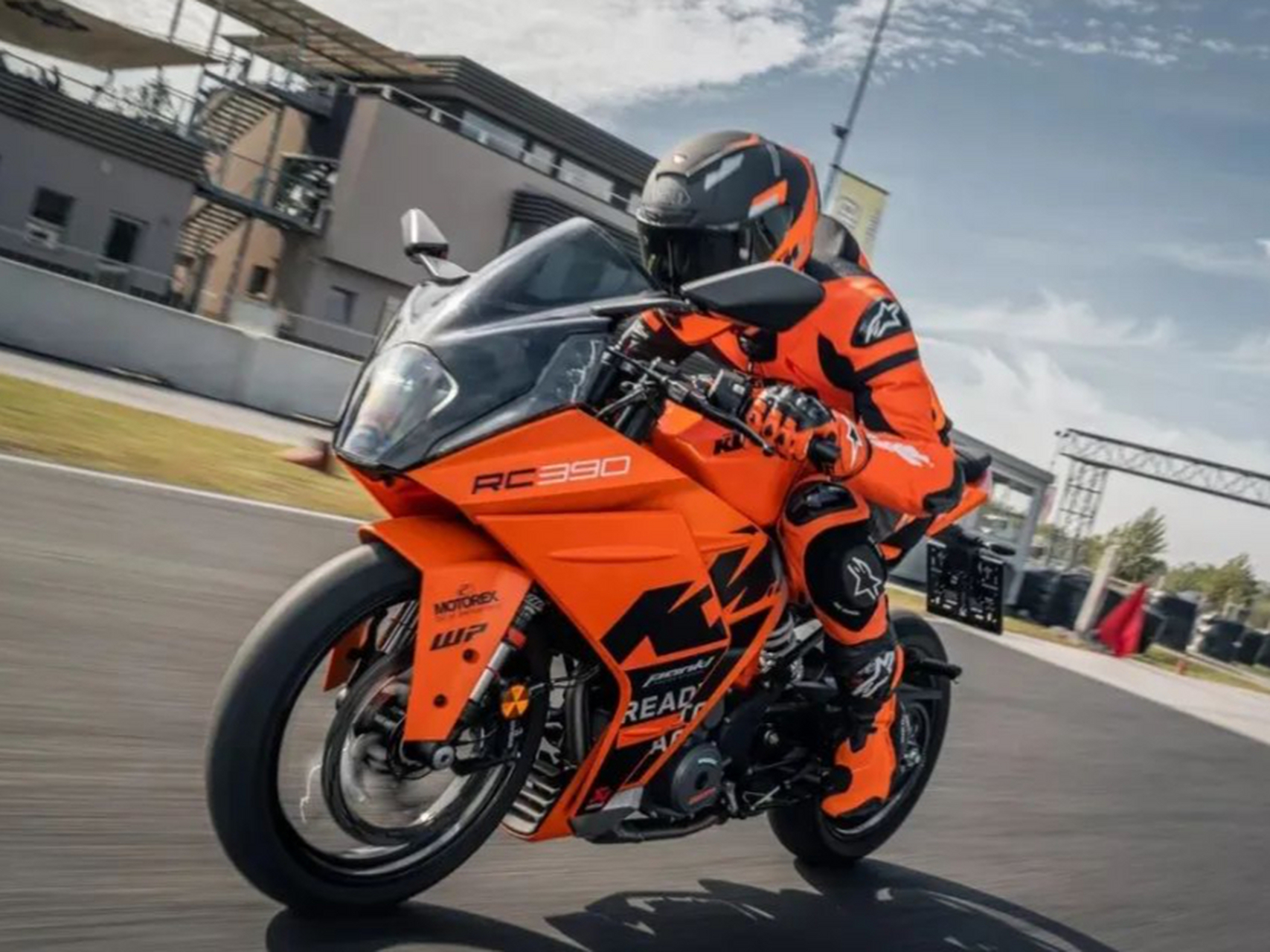 gt版是根据motogp的赛车专属配色而设计的,新花色以ktm著名的橙色为主