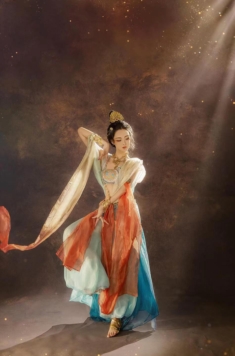 "清华女神"穿敦煌服饰太美了,终于明白君王为什么要打西域了!