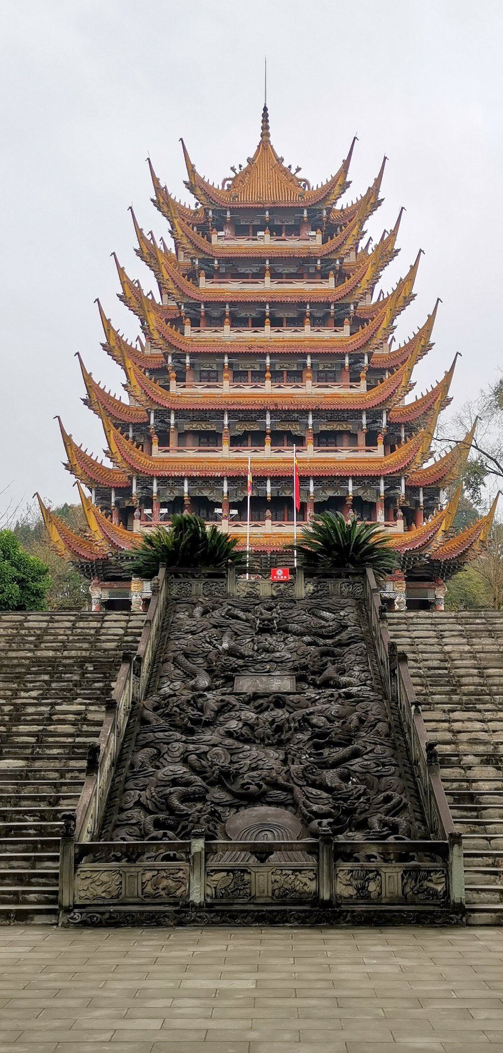 灵泉寺观音阁,供奉着全国最大的室内观音像