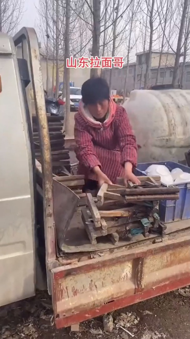 拉面哥的媳妇沉默寡言,拉面哥的小车饱经风霜