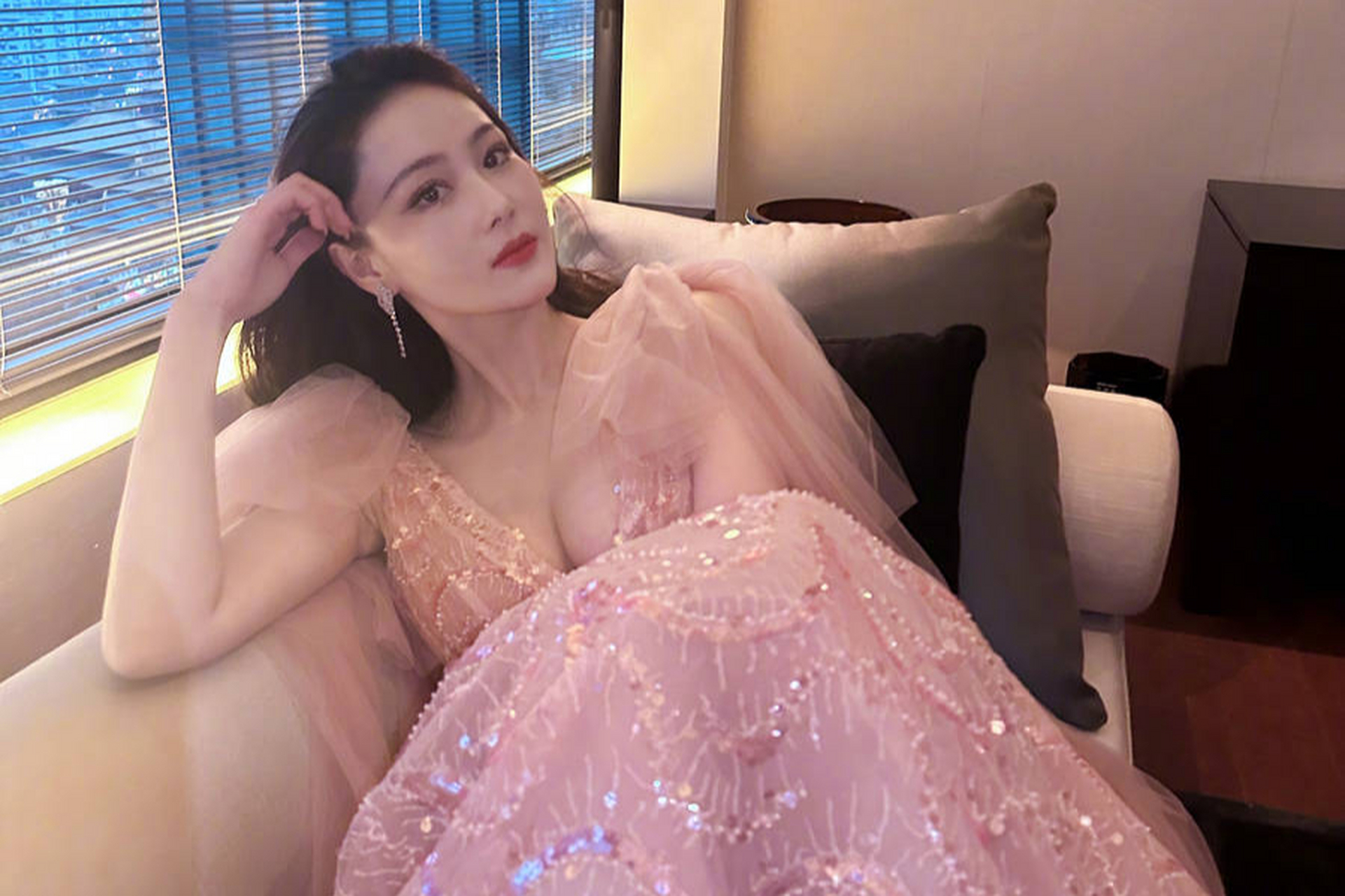 张馨予在社交平台晒出一组美照,身穿粉色闪片裙,甜美迷人,展现慵懒