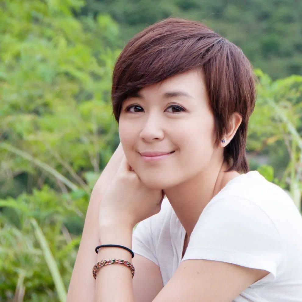 谁说鼻子高才出美人?这9位小鼻子,塌鼻子的女星,个个精致可爱