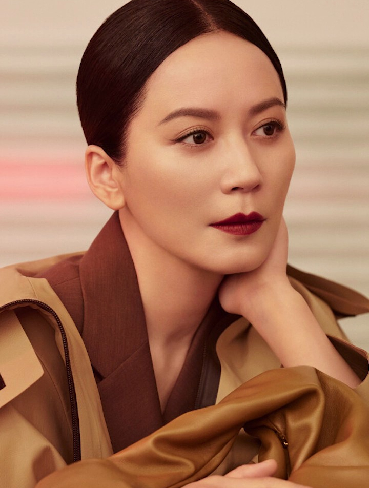 "不老女神"俞飞鸿,50多岁依旧妆容精致,皮肤白皙,身材丰满