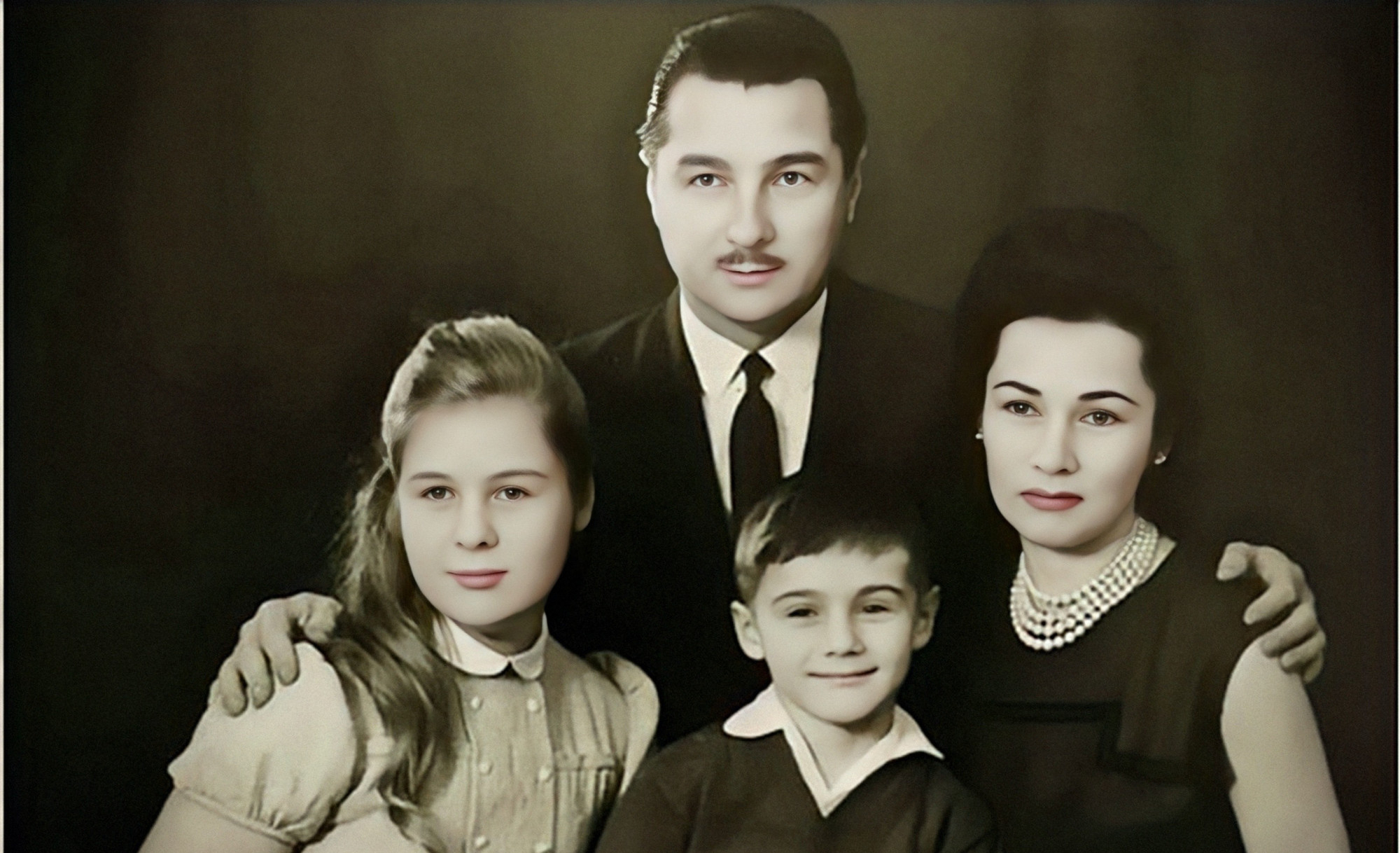 令前夫巴列维很没面子的是,法丝亚与他只生了一个女儿之后,几年间,再