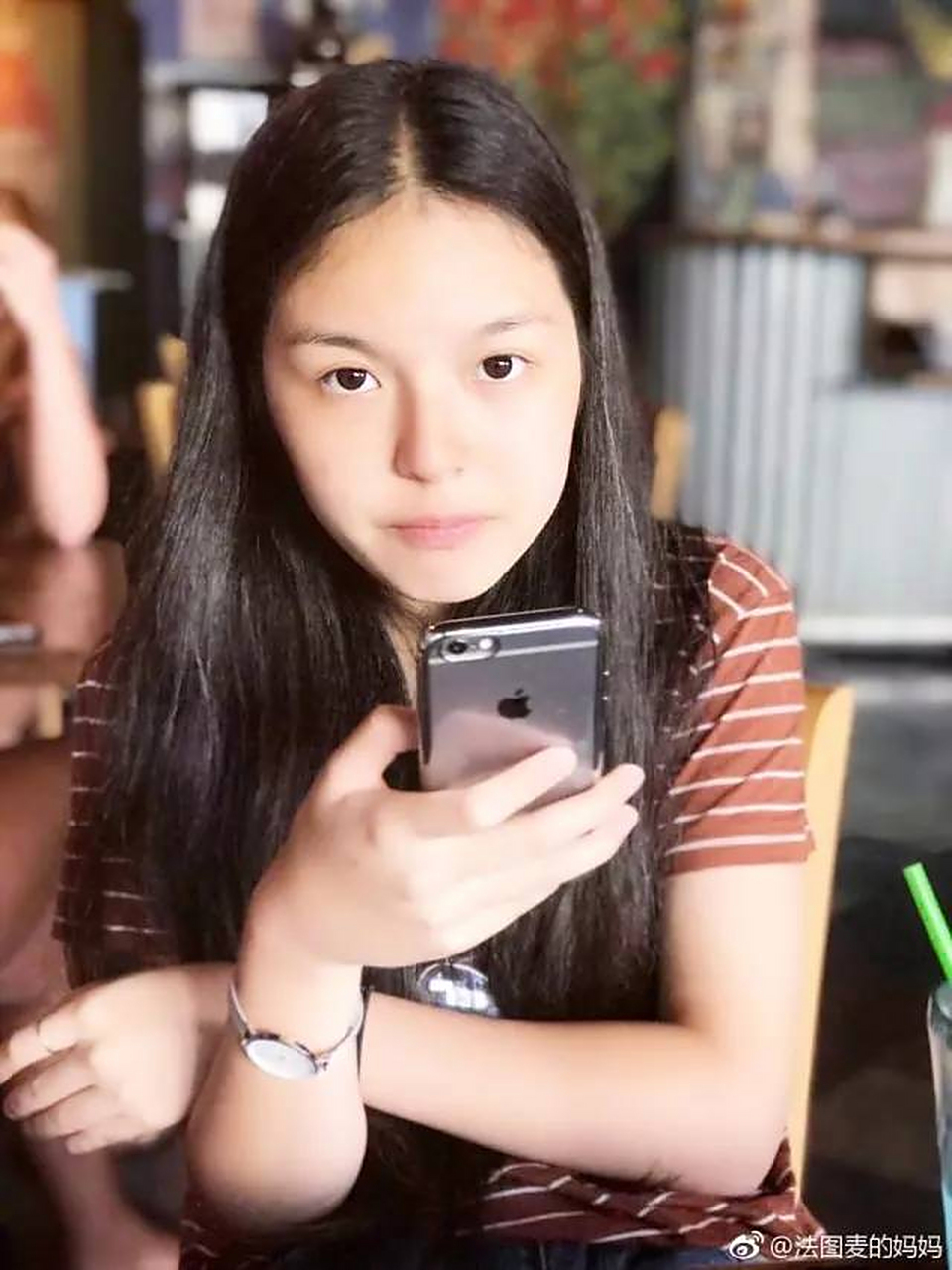 最近,李咏的女儿法图麦·李正式出道,引起了网友的热议.