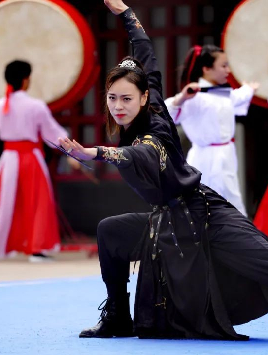 峨眉派最漂亮的女弟子,十八般兵器样样精通,简直太飒了-度小视