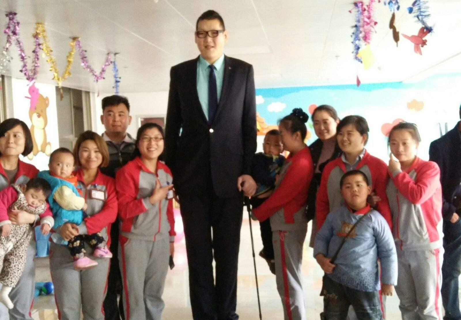 回顾"亚洲巨人"张欢:身高2.38米,被姚明视为"接班人",如今怎样了?