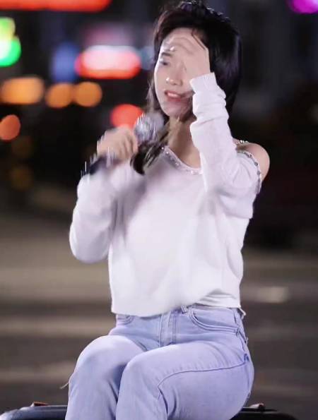 梦琪街头演唱《樱花草》音乐治愈-度小视