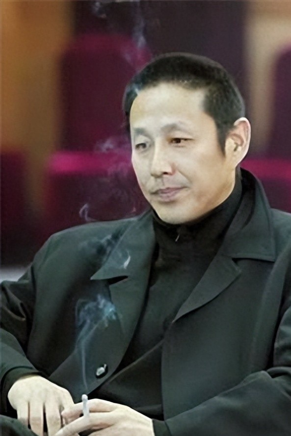 68岁陈道明被偶遇穿500元真丝t头发胡子已全白膝盖伤痕明显