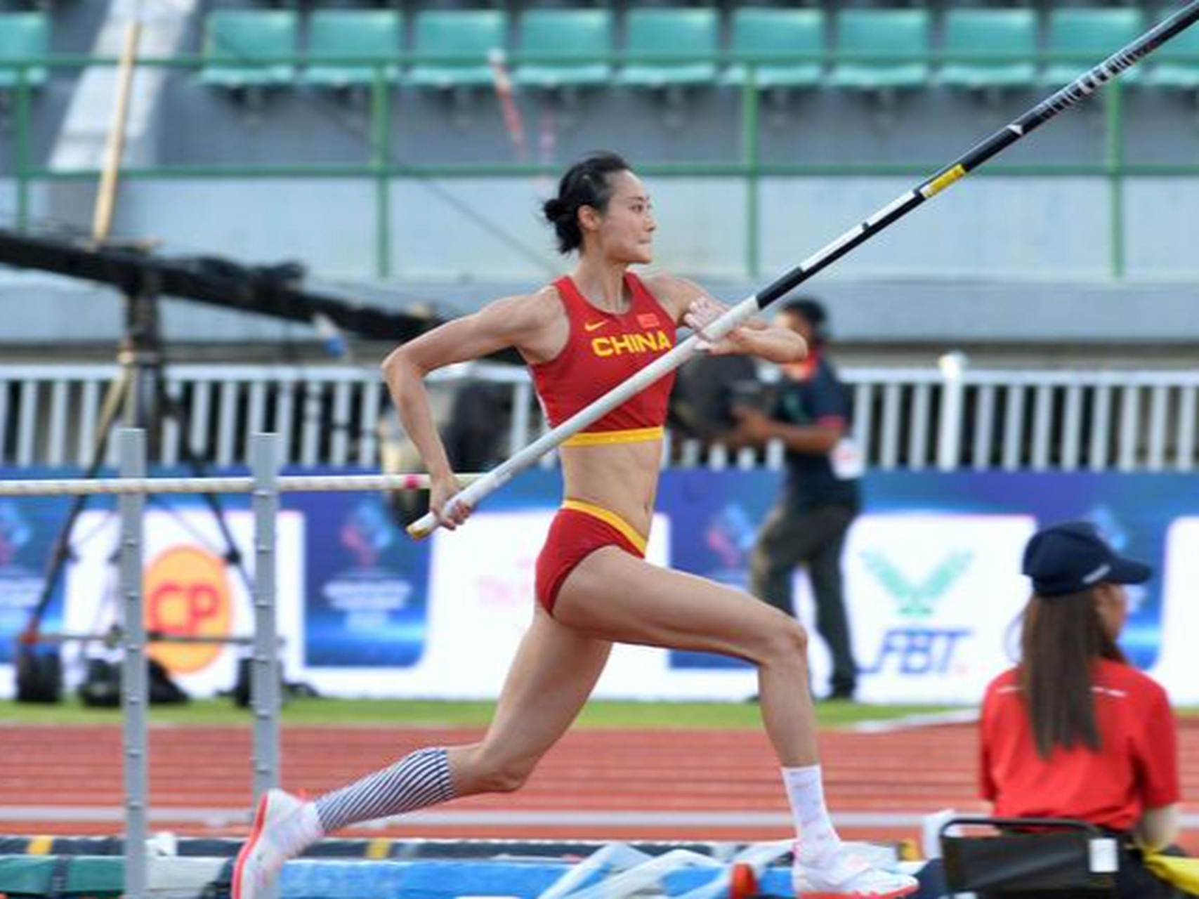 李玲夺得亚锦赛女子撑杆跳高冠军# #亚锦赛女子撑杆跳李玲4米66夺冠