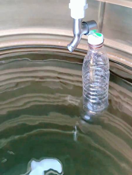 网友自制全自动水塔水龙头开个,网友:老是忘关水,只能这样了!-度小视