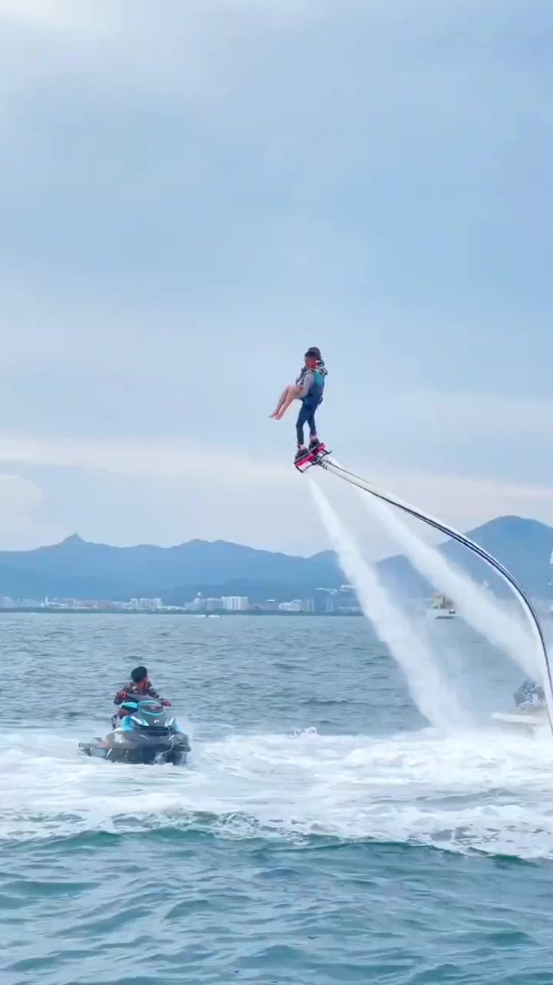 媳妇体验水上飞人,教练的动作暴露素质,不愧是专业的!