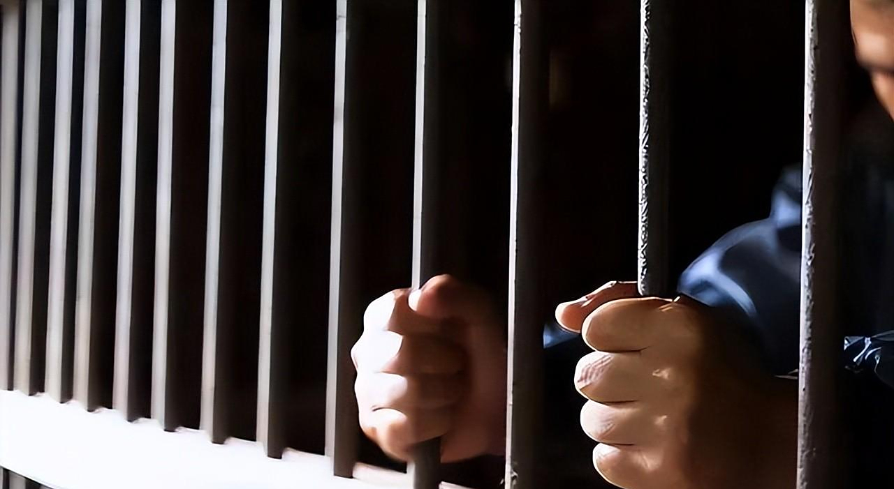 回顾黑老大邹显卫被抓后成监狱土皇帝连女狱警都当他的情人