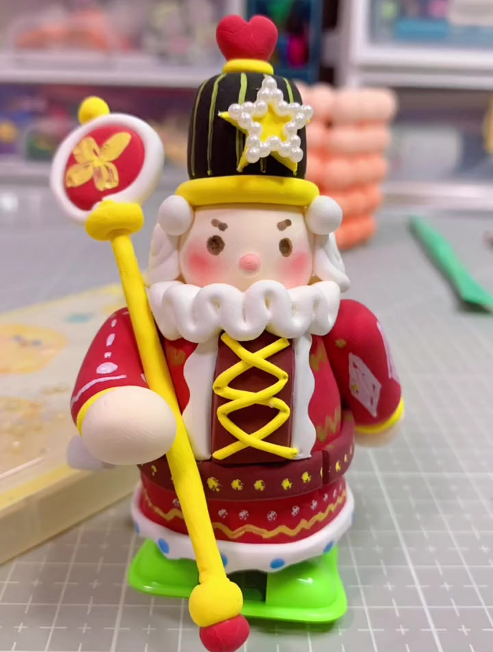 今天用超轻粘土捏一个胡桃夹子发条玩具,发条玩具好好玩.diy-度小视