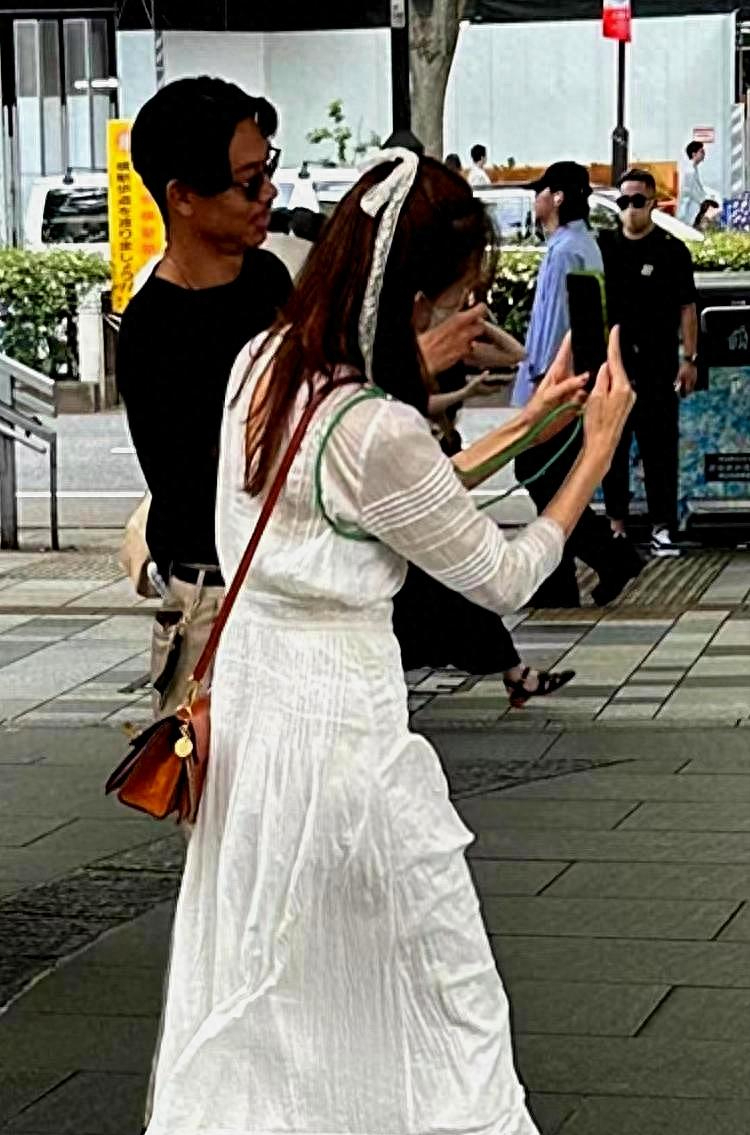 林志玲夫妇东京街头被偶遇,志玲打扮像仙女,背影消瘦看着像20岁