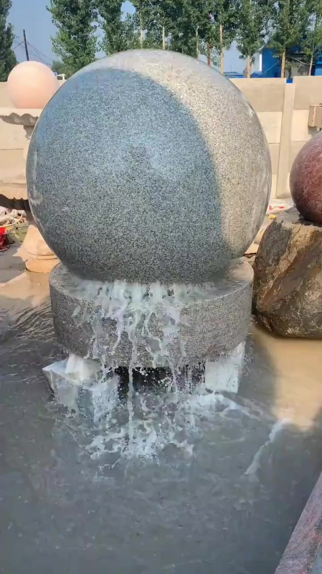 这么大的石球,是怎么转的,难道是水冲的?