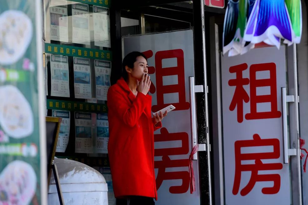 租房乱象频现,每月给男房东提供"服务"可抵租?年轻女孩请自重