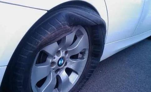 其实防爆胎应该叫做"缺气保用轮胎",也可以叫作"零胎压续跑轮胎"