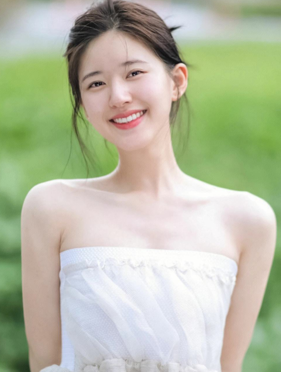 赵露思露肩长裙,勾勒完美曲线,婀娜身姿舞飘逸