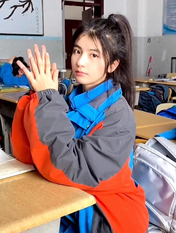 女生校园教室拍照,一头高马尾青春洋溢