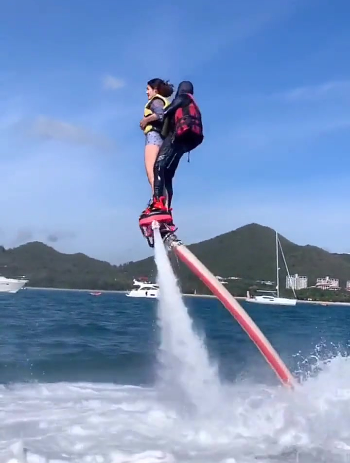 老婆体验水上飞人,教练的动作,暴露了人品!-度小视
