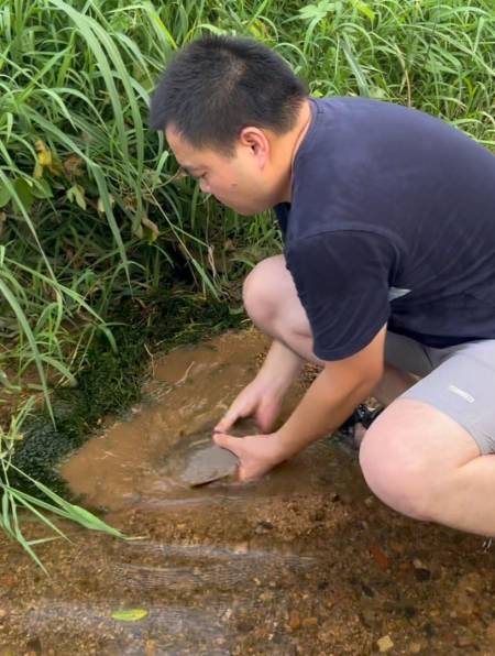 一網捕漁獲7斤,強哥聽聞河灣竟發現猛貨捕食,每斤價值150發財了-度小