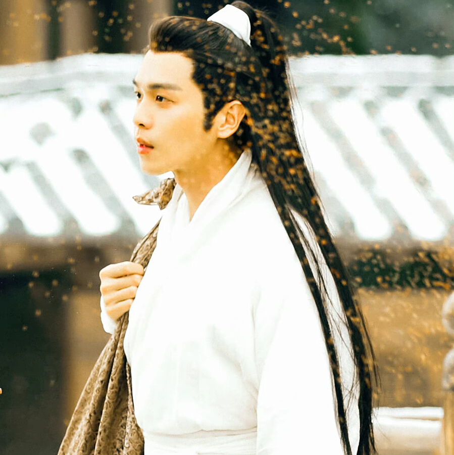 《素衣千金》本以为是一场政治婚姻,新婚之夜,他的王妃原形毕露